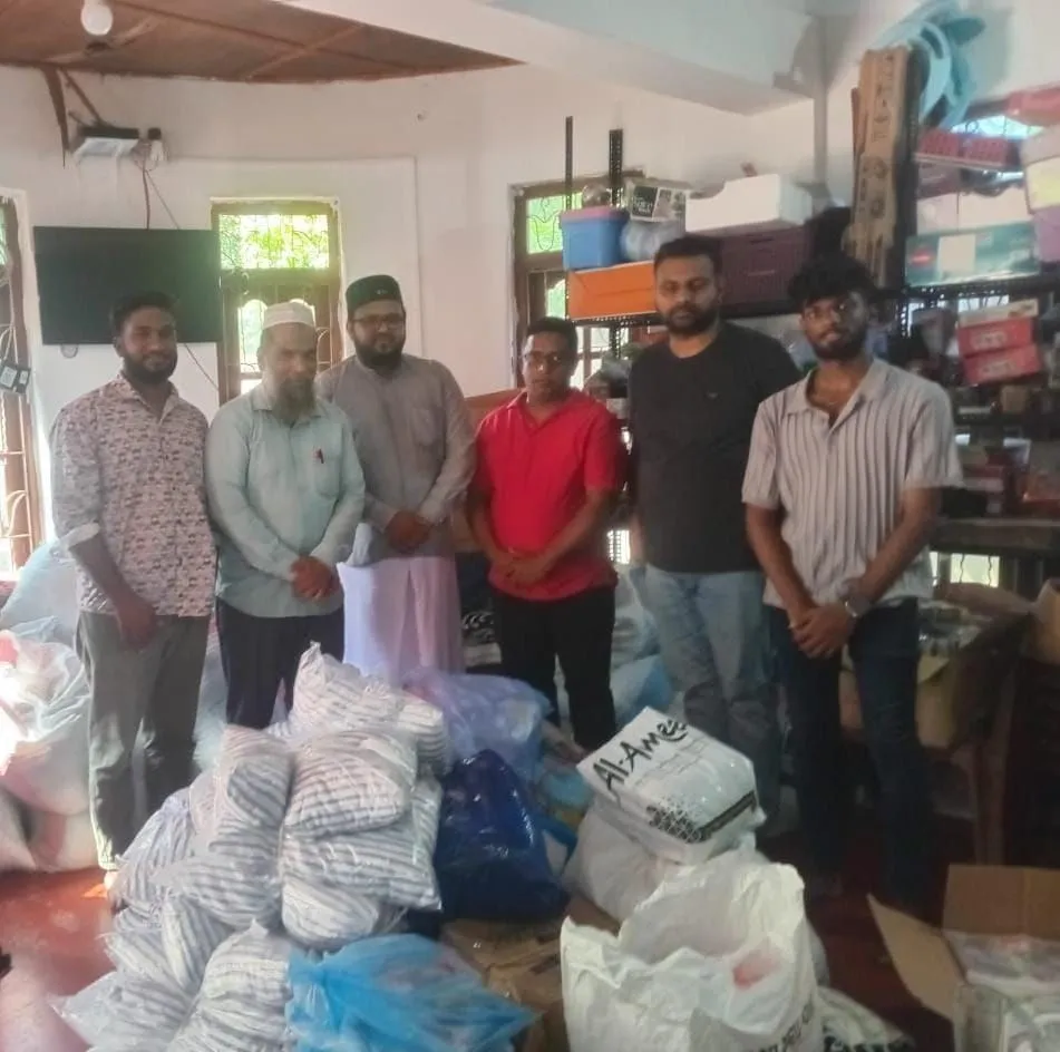 அண்மைய வெள்ளம் காரணமாக பாதிக்கப்பட்டோருக்கு அத்தியாவசிய பொருட்களை கையளித்தார்கள்.